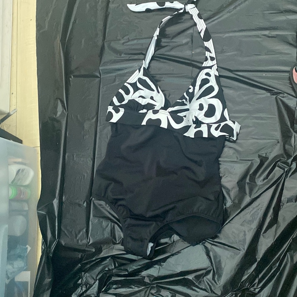 Venus black and white one piece size 6